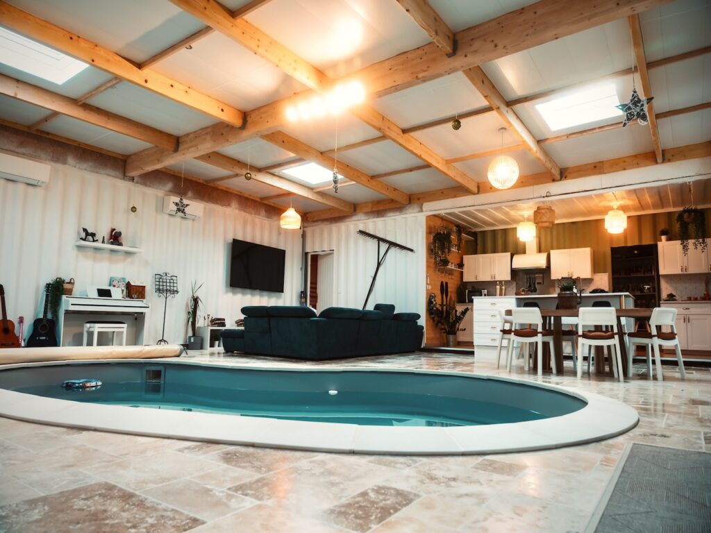 Maison container de 220 m² avec piscine intérieure