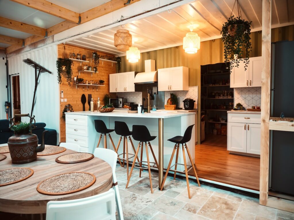 Maison container de 220 m² avec piscine intérieure