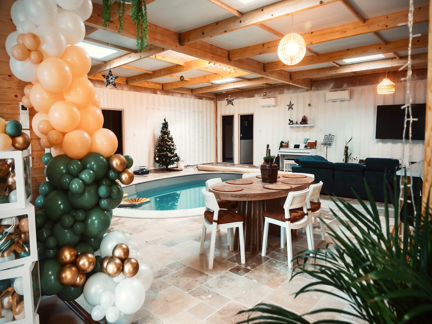 Maison container de 220 m² avec piscine intérieure